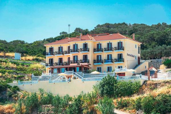 Außenansicht des Sunrise Hotel Samos auf einem Hügel mit Bäumen und Pflanzen.