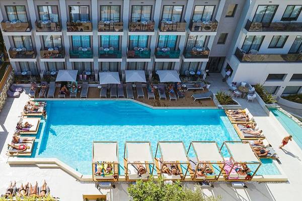 Luftaufnahme des Außenpools im Samian Mare Hotel Suites & Spa mit Gästen und Sonnenliegen.