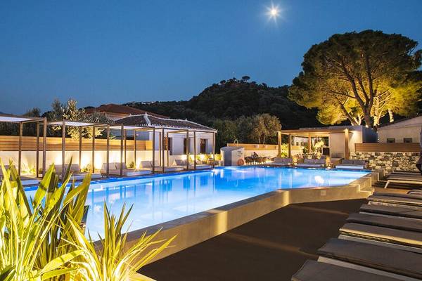 Nachtansicht des Swimmingpools des Samian Mare Hotel Suites & Spa mit beleuchteten Liegestühlen
