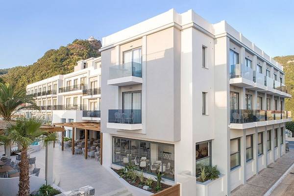 Außenansicht des Samian Mare Hotel Suites & Spa mit mehreren Stockwerken und Balkonen.