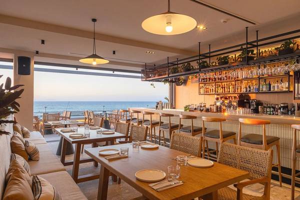 Innenbereich des Erato by Samian Mare Hotels mit Blick auf das Meer und einer Bar.