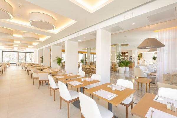 Innenbereich des Erato by Samian Mare Hotels mit modernen Möbeln und Pflanzen.
