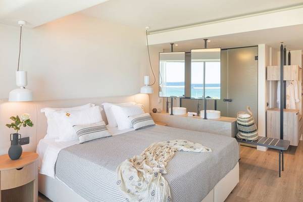 Schlafzimmer im Erato by Samian Mare mit Blick auf das Meer.