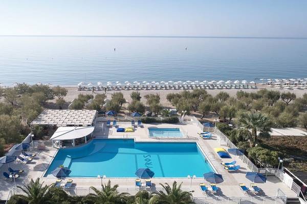 Außenbereich des Kouros Seasight Hotels mit Pool, Liegen und Strand