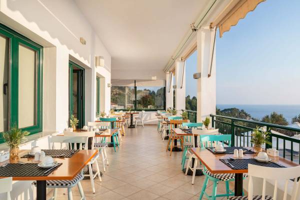 Foto von der Terrasse des Kalidon Panorama Hotels mit Blick auf das Meer.