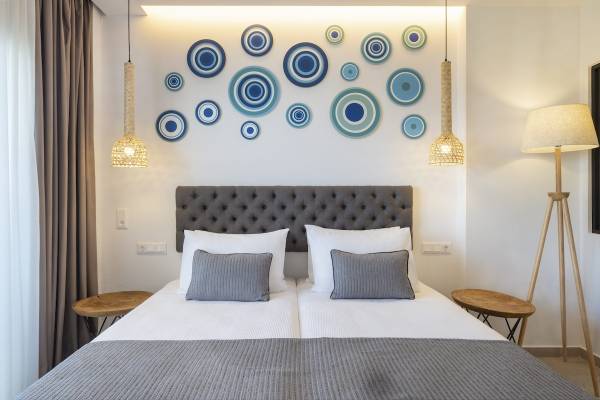 Doppelbett-Zimmer im Kalidon Panorama Hotel mit bunten Wanddekorationen.