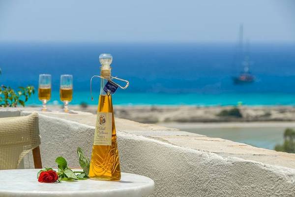 Terrasse im Proteas Hotel & Suites mit Aussicht auf das Meer und einem Glas Wein