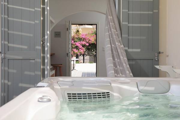 Innen Whirlpool des Proteas Hotel & Suites mit Blick auf das Außengelände