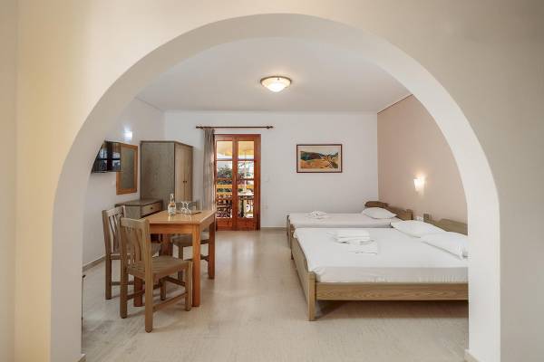 Schlafzimmer im Proteas Hotel & Suites mit zwei Betten, Tisch und Stühlen.