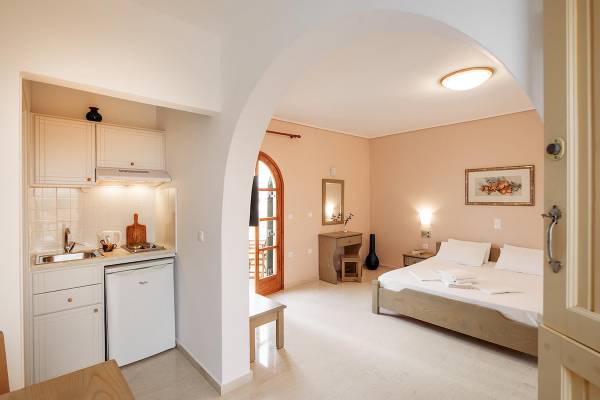Schlafzimmer im Proteas Hotel mit Bett, Nachttisch, Teppich und Lampe