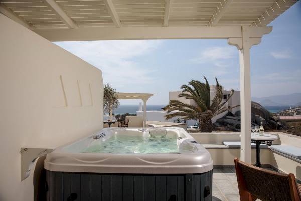 Whirlpool auf der Terrasse des Proteas Hotel & Suites mit Meerblick.