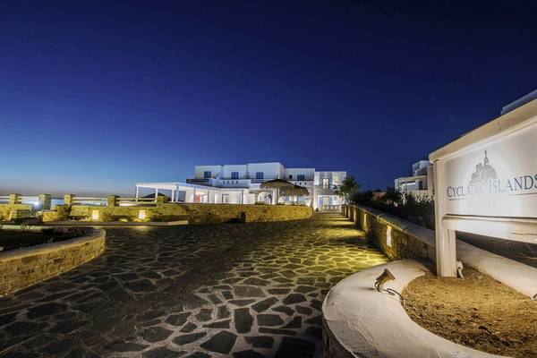 Abendliche Ansicht des Cycladic Islands Hotels und seiner Außenanlagen, beleuchtet