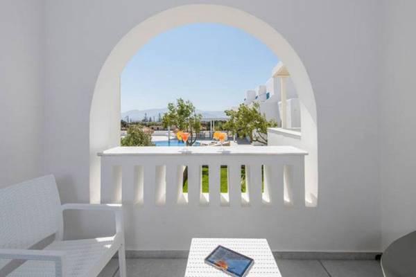 Ein Balkon mit Ausblick auf den Pool im Cycladic Islands Hotel & Spa
