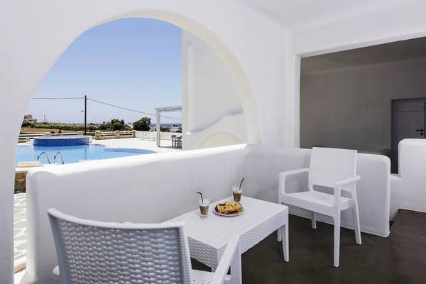 Terrasse des Cycladic Islands Hotel & Spa mit Blick auf einen Pool