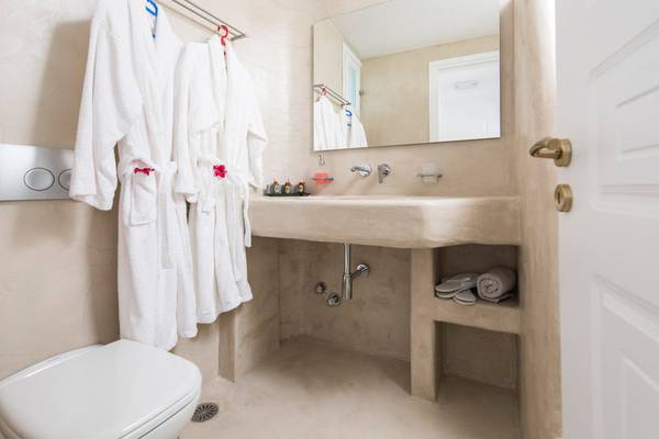 Ein Badezimmer mit einer Toilette, einem Waschbecken und einem Spiegel.
