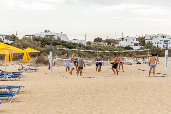 Volleyballspieler spielen auf dem Strand vor dem Mikri Vigla Hotel.