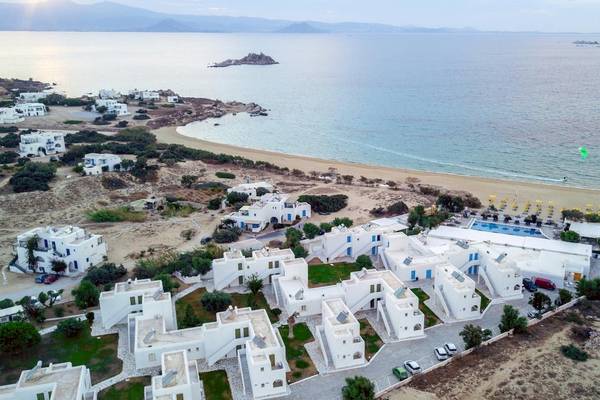 Luftaufnahme des Mikri Vigla Hotels mit Blick auf die Küste und das Meer.