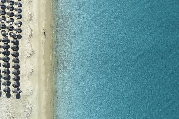 Luftaufnahme des Lagos Mare Hotels mit vielen Sonnenschirmen am Strand und blauem Wasser.