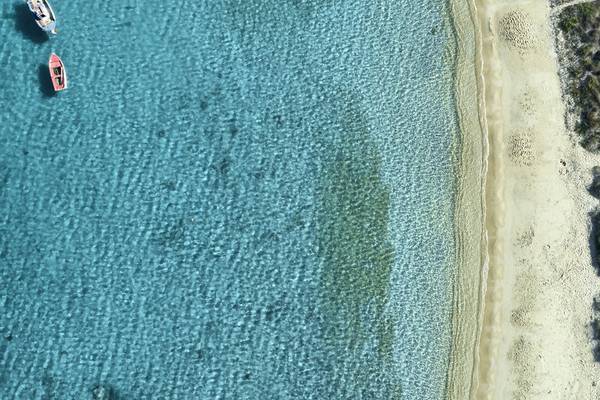 Luftaufnahme von Lagos Mare Strand mit Booten im Wasser