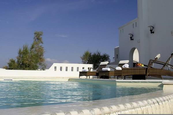 Außenbereich des Lagos Mare Hotels mit Pool, Liegestühlen und Früchten.