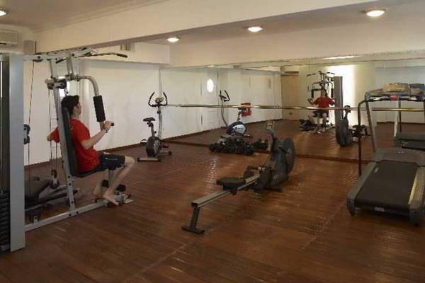 Fitnessraum im Lagos Mare Hotel mit verschiedenen Trainingsgeräten.