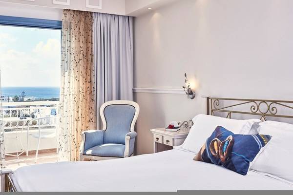 Lagos Mare Hotelzimmer mit Blick auf den Balkon und das Meer