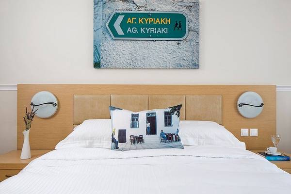 Ein Schlafzimmer mit einem Bett, Kissen und einem Wegweiser an der Wand.