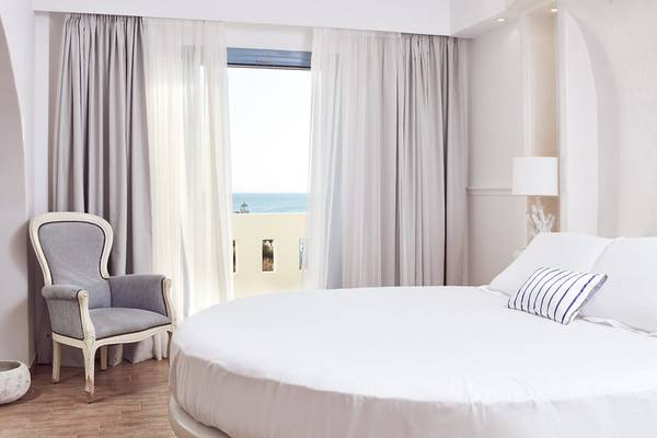 Schlafzimmer im Lagos Mare Hotel mit Blick auf das Meer