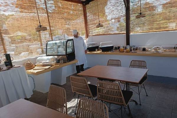 Ein Café im Naxos Summerland Resort mit einem Koch, der einen Kühlschrank öffnet.