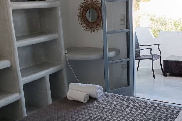 Zimmer mit Balkon im Naxos Summerland Resort, mit Bett, Toilettenartikeln und offenem Balkon.