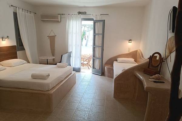 Doppelzimmer im Naxos Summerland Resort mit zwei Betten, einer offenen Tür und einem offenen Fenster.