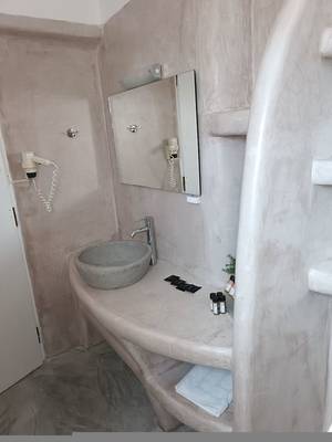 Badezimmer mit Waschbecken und Spiegel im Naxos Summerland Resort.