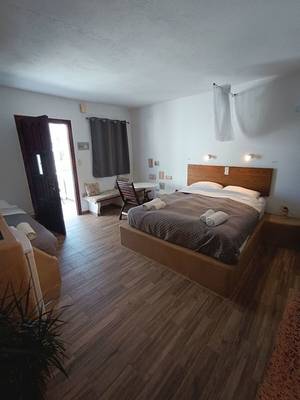 Hotelzimmer im Naxos Summerland Resort mit zwei Betten, Tisch, Stühlen und modernen Möbeln.