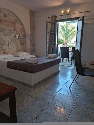 Hotelzimmer mit Doppelbett und Balkon im Naxos Summerland Resort