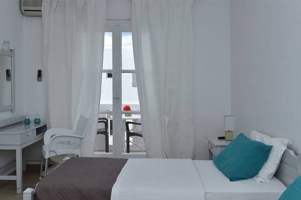 Doppelbettzimmer im Amaryllis Paros Beach Hotel mit Balkonzugang und moderner Einrichtung.