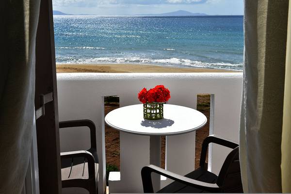 Terrasse des Amaryllis Paros Beach Hotels mit Blick auf den Ozean