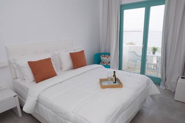 Schlafzimmer im Amaryllis Paros Beach Hotel mit Blick auf das Meer.