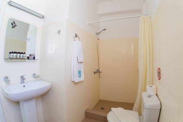Badezimmer des Amaryllis Paros Beach Hotel mit Waschbecken, Toilette und Dusche.