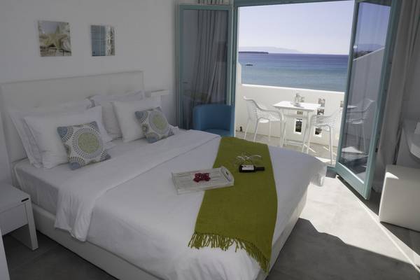 Schlafzimmer mit Balkon und Meerblick im Amaryllis Paros Beach Hotel