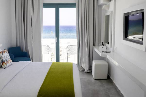 Zimmer mit Meerblick im Amaryllis Paros Beach Hotel mit Doppelbett und Terrassenzugang.