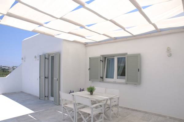 Terrasse mit Sitzplatz im Amaryllis Paros Beach Hotel