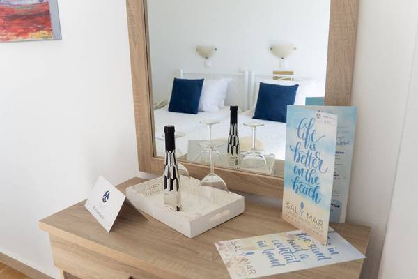 Amaryllis Paros Beach Hotel Zimmer mit Bett und Spiegel