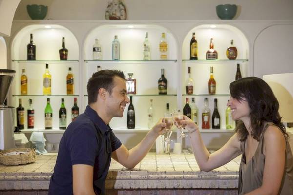 Mann und Frau mit Champagner im Hotel Mare Pineta.