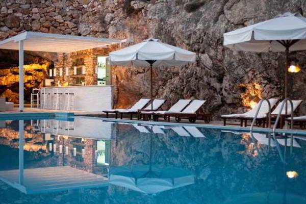 Außenpool mit Lounge-Stühlen und Sonnenschirmen im Paros Agnanti Resort & Spa.