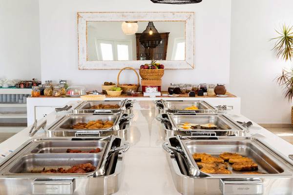 Frühstücksbuffet im Paros Agnanti Resort & Spa mit verschiedenen Speisen in Edelstahlschalen.