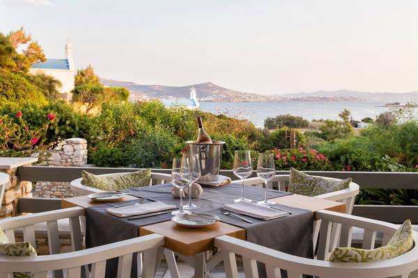 Außenterrasse des Paros Agnanti Resorts & Spa mit Blick auf das Meer und Inseln