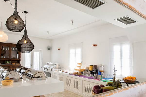 Frühstücksbuffet im Paros Agnanti Resort & Spa mit Obst, Kaffee und Frühstücksspeisen.