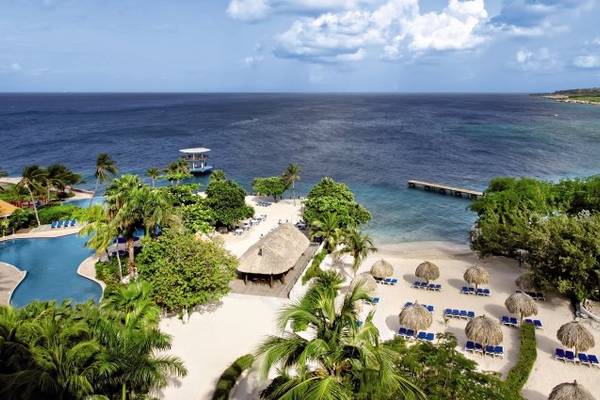 Luftaufnahme des Dreams Curacao Resort mit Pool, Strand und Meer