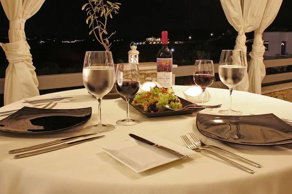 Abendessen auf dem Balkon mit Aussicht auf die Stadt und eine Flasche Wein