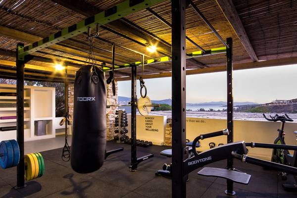 Fitnessbereich im Paros Agnanti Resort & Spa mit Blick auf das Meer.